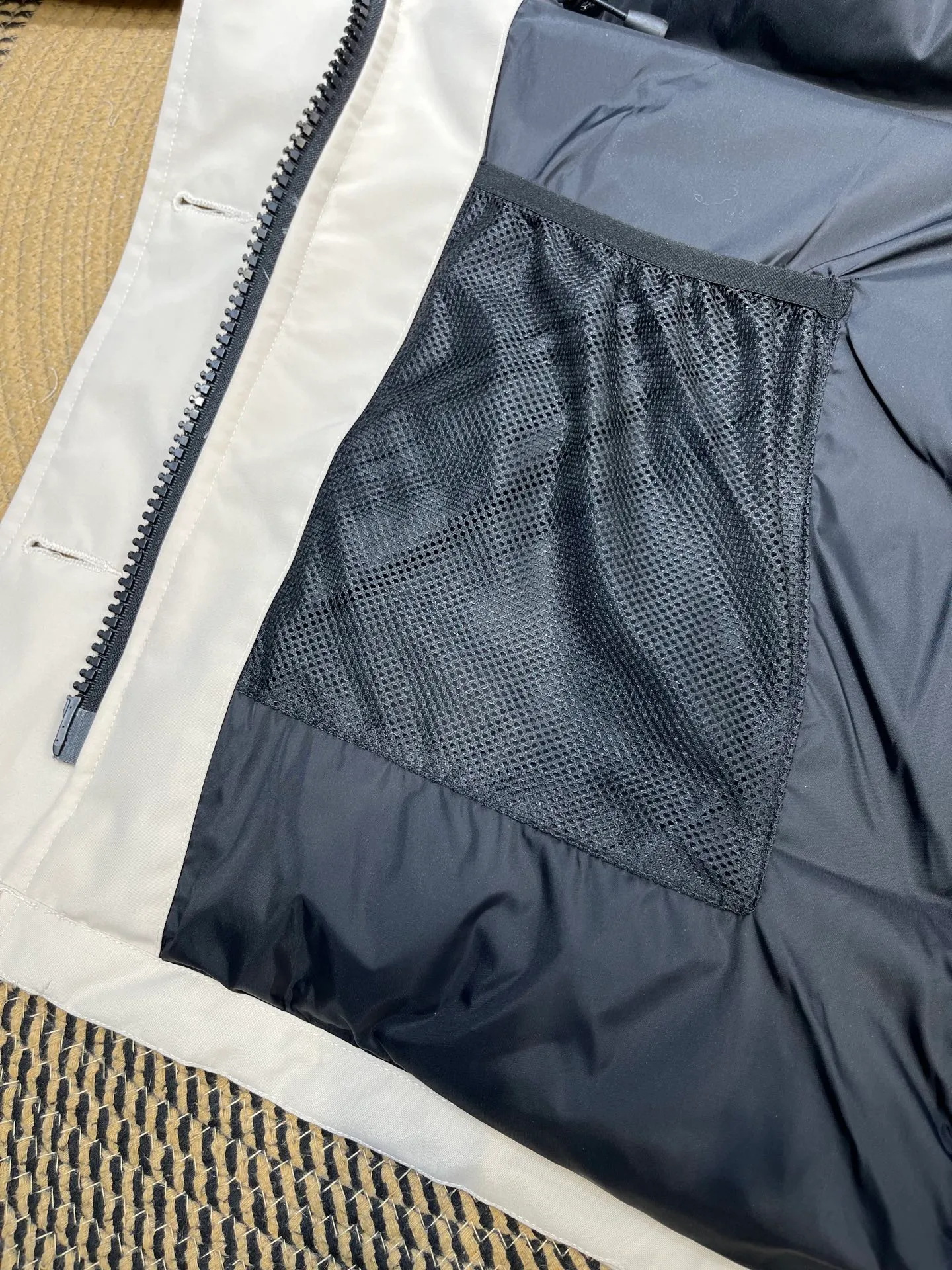 P860 Canada goose/Canada Goose 05 model 2580LA CANADA GOOSE/Canada Goose Rossclair parka women's down jacket, authentic original clothing molding, all accessories are custom-made from the original factory. This model is very unique. The zipper at the back can be opened to change into a dovetail style, with diagonal pockets and a layer of hidden pockets underneath. The official website has become a popular model. The softness and hardness of the fabric are compared with the genuine ones. It can be restored by kneading at will (fabric misunderstanding: fabrics with high hardness are not waterproof. Only those who buy the latest genuine version this year will notice the softness and comfort of the fabrics). The down is synchronized with the genuine white duck down. It is fluffy and not lumpy. The electronically controlled down charging machine is used to fill the zippers with customized genuine YKK zippers. High hardness and no lag. The fur collar is purchased from the same manufacturer as Wolf Hair. (Cooperative factory 2019 Canadian wolf skin auction and Big Goose official auction of wolf skin fur collars on the same site) All workmanship and wiring are controlled by workers with more than ten years of service. They must be horizontal and vertical, and are not crooked. The density of the inner wiring is more exquisite. Compare at will. Big goose label, collar label, washed label, hang tag, zipper rope, pocket label, back label, collar velvet, Velcro fasteners, all details of the cuffs are updated simultaneously with the original product, the best version, and the most complete color matching. The fighter in World 05 battles various world goods. Size: XS-XL